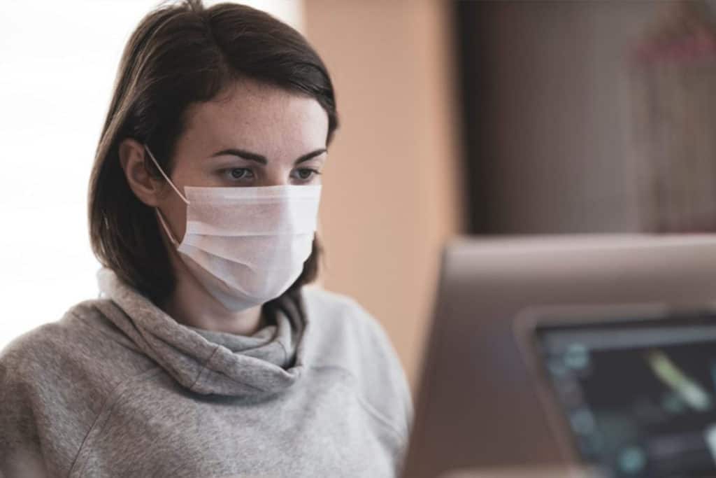 woman wears mask at work