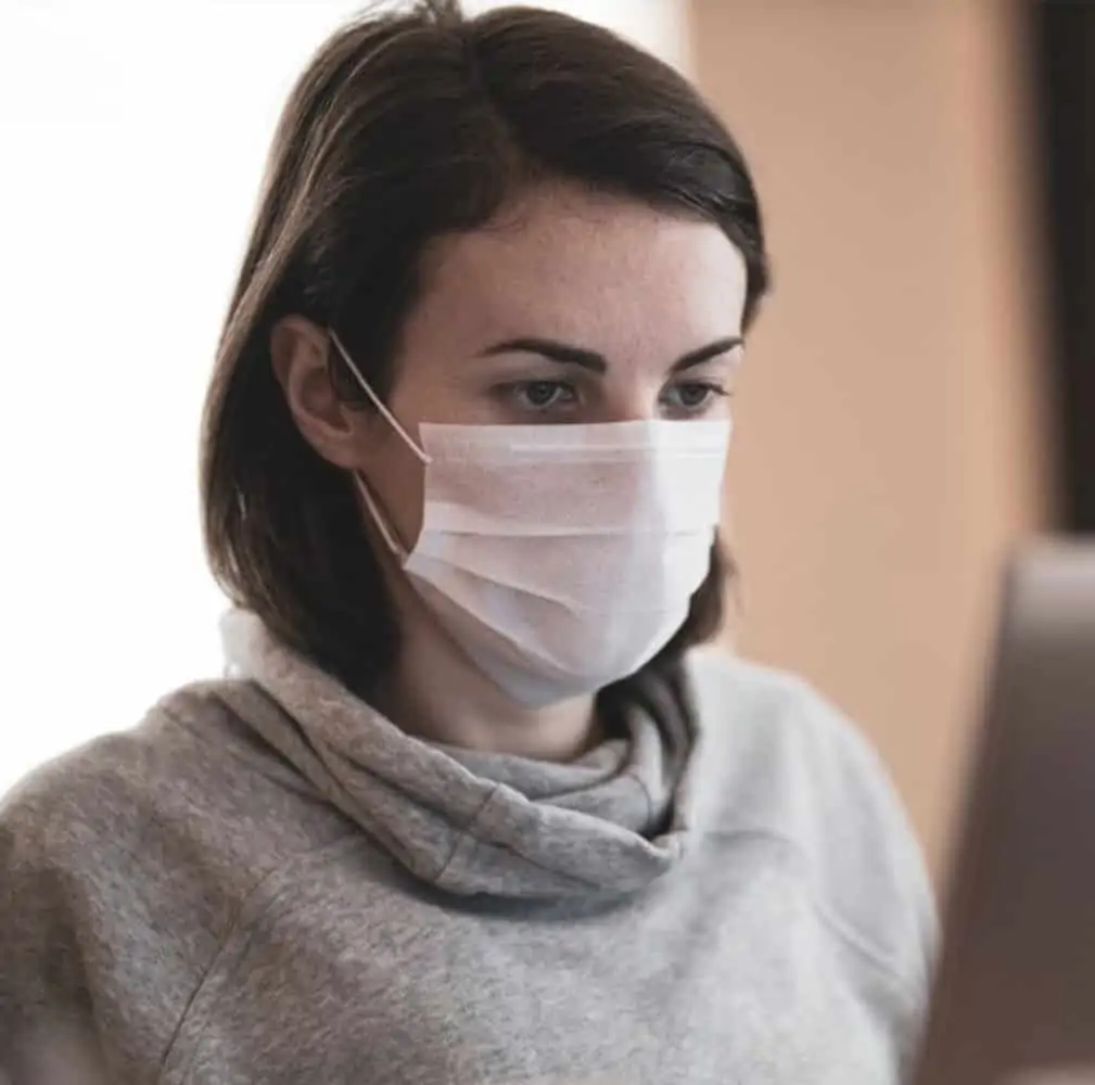 woman wears mask at work